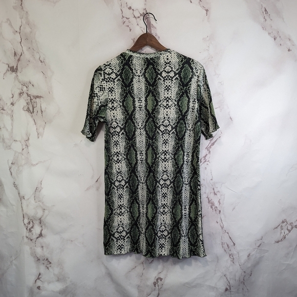 H&M Dress Womens Small Green Snake Print  Lettuce Hem Crew Neck Shift T Shirt - Picture 6 of 11